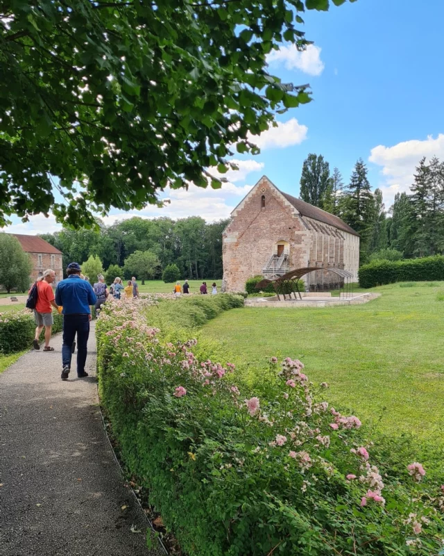Abbaye ✨

Top départ de la saison pour l’Abbaye de Cîteaux ! 

Des aujourd’hui, partez à la (re)découverte de cette abbaye cistercienne, encore habitée par des moines.

Le petit plus ? Faites un tour à la boutique pour déguster le fameux fromage de Cîteaux 🤤

___
#gevreynuitstourisme #abbayedeciteaux