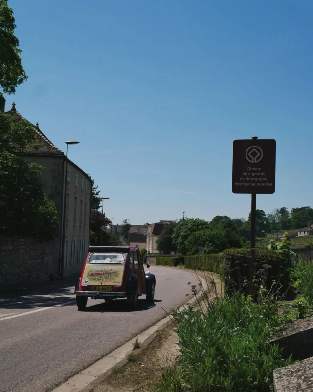 Prêts à relever le défi ? 

L’office de tourisme de Gevrey-Chambertin et Nuits-Saint-Georges organise un Rallye des Climats le dimanche 11 mai en Côte de Nuits !

En famille, ou entre amis, partez pour une grande aventure au cœur des Climats de Bourgogne. 💚

Résolvez des énigmes, découvrez le patrimoine viticole, et profitez d’un moment convivial et ludique ! 🕵️

Places limitées – pensez à vous inscrire dès maintenant (lien en bio 🔗)

Infos et réservations ici :
🗓️ Dimanche 11 mai - 9h30
🎟️ 15€ / équipage 
📍 Départ de Nuits-Saint-Georges.