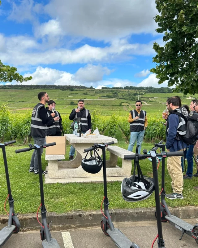 Et si vous partiez avec nous à la (re) découverte de la Côte de Nuits ? 😍

Les rendez-vous de l'été sont lancés pour cette nouvelle édition 2025 !

33 rendez-vous, pour vous faire découvrir le patrimoine, le vignoble, et les prestataires de la destination Côte de Nuits. 🗓️

Entre amis ou en famille, on est certains que vous trouverez les rendez-vous qui vous plairont. 🤎

Voici déjà les prochaines dates :
Vendredi 16 mai : Nuits Gourmande avec le Domaine Philippe Gavignet - J-7 : Réservez vite vos places !
Mercredi 21 mai : découverte du village de Gilly-lès-Cîteaux et dégustation aux Halle de Gilly by Fromagerie DELIN Officiel 
Vendredi 30 mai : Visite guidée à la découverte des personnages célèbres de Nuits-Saint-Georges
Mercredi4 juin : Trott en Vigne entre Nuits-Saint-Georges et Vougeot
Mercredi 11 juin : Visite guidée de Gevrey-Chambertin.

Si vous souhaitez découvrir toutes les dates, rendez-vous sur notre site web : lien en bio 🖇️
📍Ou rendez-vous dans nos offices de tourisme de Gevrey-Chambertin et Nuits-Saint-Georges.